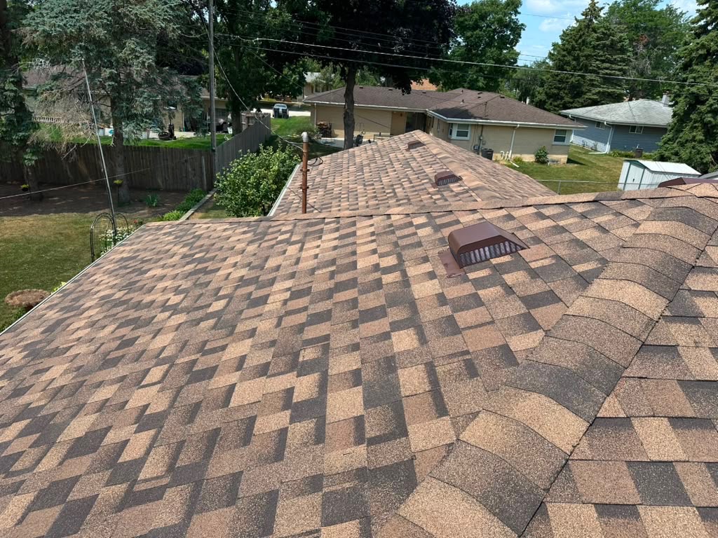 Finished architectural shingle roof on a ranch home